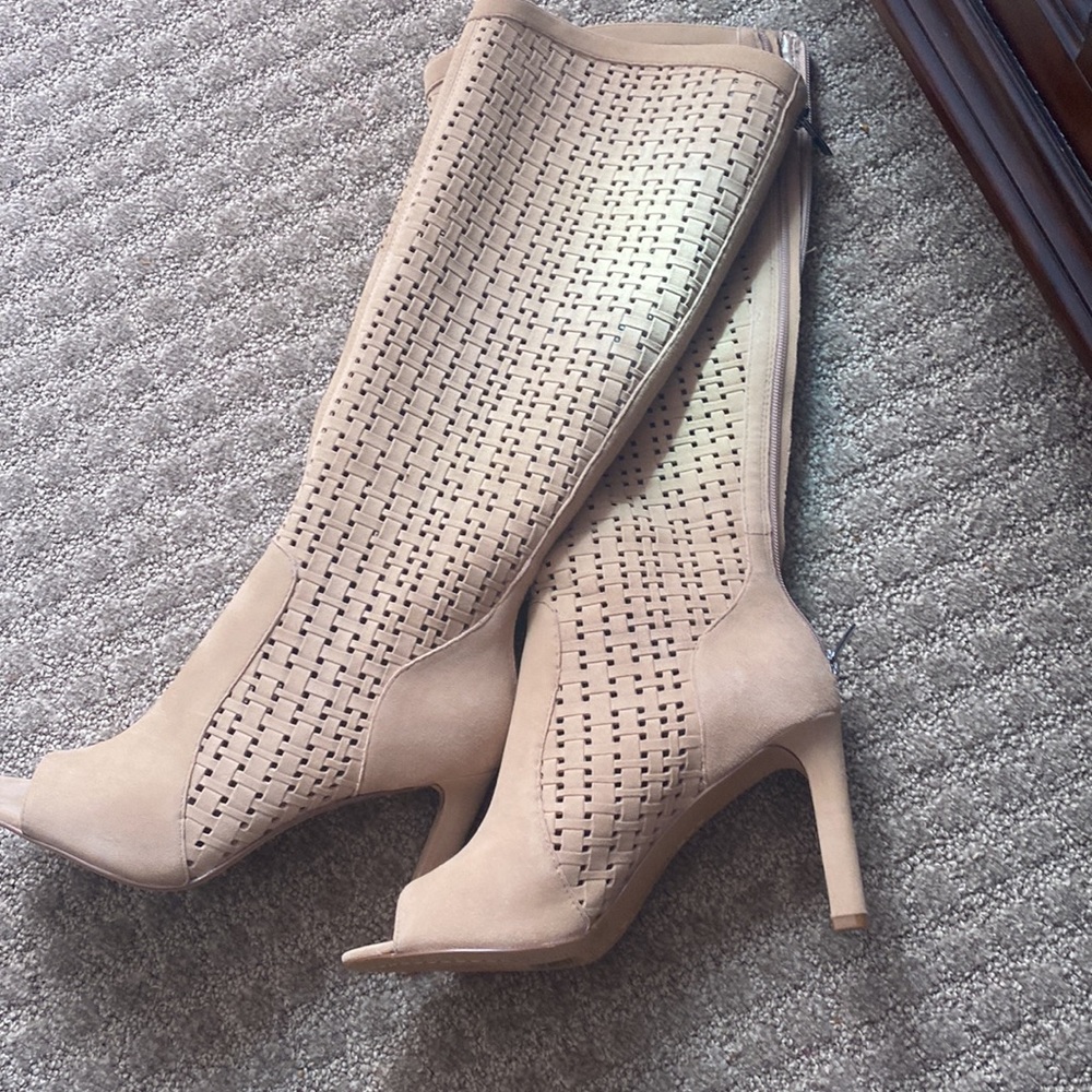 Absolutely Brand New Never Worn!!!
Vince Camuto!!!
Size 8 1/2